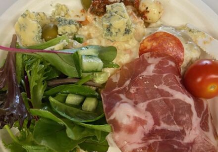 plate of food: salad, coleslaw, tomatoes, jamon